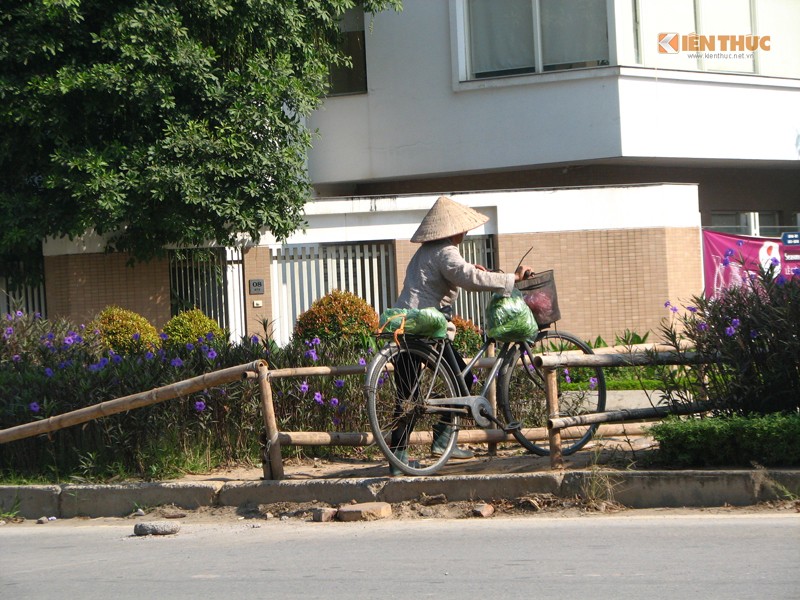 Tại đoạn đường Lê Trọng Tấn ( trước cổng khu đô thị Văn Phú-Hà Đông), chỉ trong 1 giờ đồng hồ, PV ghi nhận hàng loạt người dân liều lĩnh băng ngang dải phân cách cứng để qua đường giữa dòng xe cộ qua lại hết sức nguy hiểm.